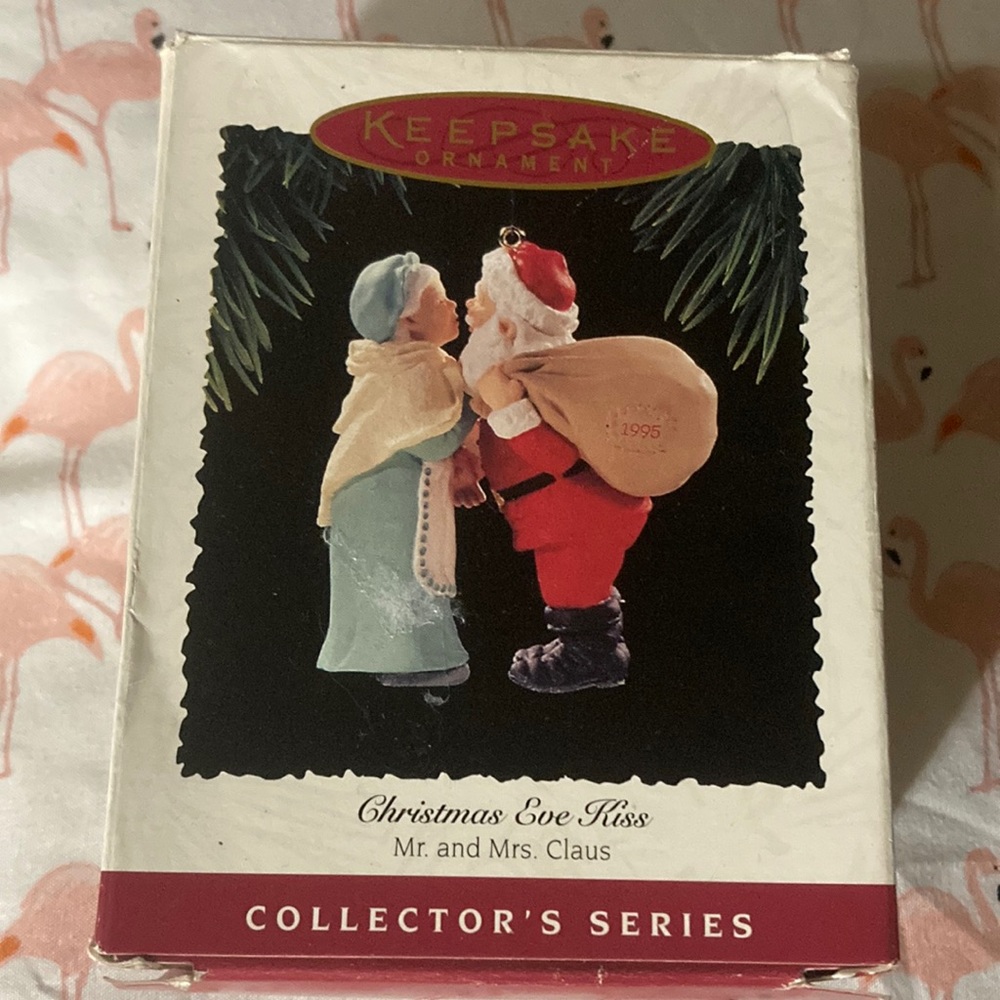 Hallmark Keepsake Christmas Ornament 1995 “Christmas Eve Kiss”🎄